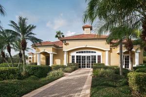 une grande maison avec une passerelle devant elle dans l'établissement Sheraton PGA Vacation Resort Port St Lucie, à Port Sainte-Lucie