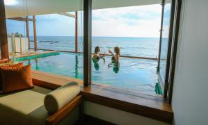 Bazén v ubytování Pandanus Beach Resort & Spa nebo v jeho okolí