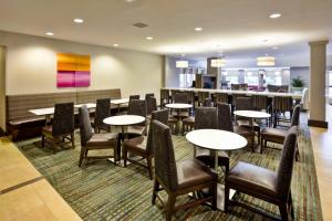 מסעדה או מקום אחר לאכול בו ב-Residence Inn by Marriott Chicago Wilmette/Skokie