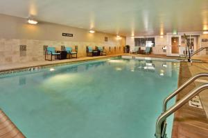 - une grande piscine dans une chambre d'hôtel dans l'établissement Residence Inn by Marriott Chicago Wilmette/Skokie, à Wilmette