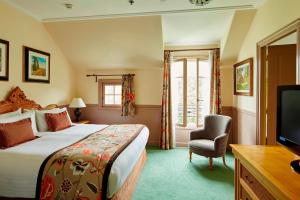une chambre d'hôtel avec un lit et une télévision dans l'établissement Marriott's Village d'Ile-de-France, à Bailly-Romainvilliers