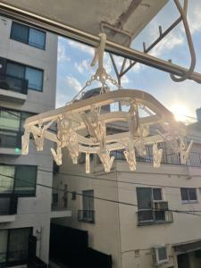 una lámpara de araña colgando frente a un edificio en BEST LOCATED SHINJUKU CENTRAL Full-Furnished APARTMENT 3minWalk to Station2, en Tokio