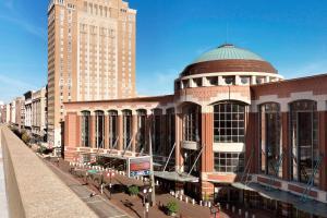 un grand bâtiment avec un dôme en haut dans l'établissement Courtyard St. Louis Downtown/Convention Center, à Saint-Louis