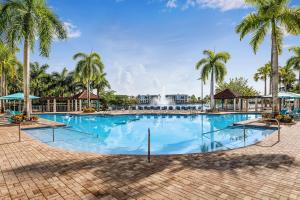 a large swimming pool with palm trees and a fountain at Marriott's Villas At Doral in Miami