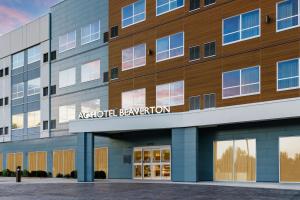 比弗頓的住宿－AC Hotel By Marriott Portland Beaverton，画画家绘制公寓大楼的外形