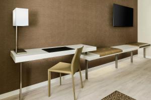 TV a/nebo společenská místnost v ubytování AC Hotel By Marriott Portland Beaverton