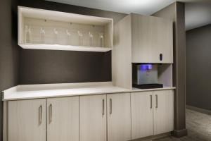 Kuchyň nebo kuchyňský kout v ubytování AC Hotel By Marriott Portland Beaverton