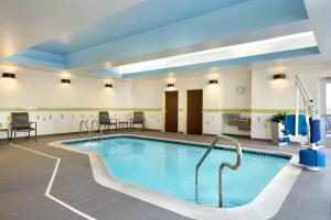 una gran piscina cubierta en una habitación de hotel en Fairfield Inn & Suites by Marriott Lancaster East at The Outlets, en Lancaster