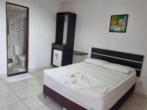 Un pat sau paturi într-o cameră la Portobello Hotel Orla