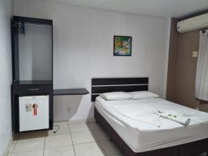 um quarto com uma cama e uma fotografia na parede em Portobello Hotel Orla em Santarém