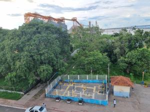 een basketbalveld op een parkeerplaats met een kraan bij Portobello Hotel Orla in Santarém