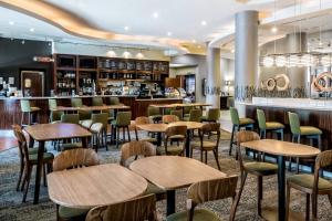 un ristorante con tavoli e sedie e un bar di Courtyard by Marriott San Antonio SeaWorld®/Westover Hills a San Antonio