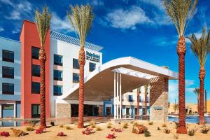 un grupo de palmeras frente a un hotel en Fairfield by Marriott Inn & Suites Indio Coachella Valley en Indio