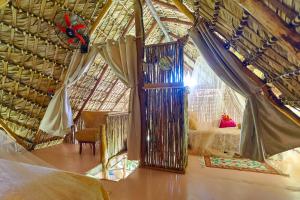 Zimmer mit großer Tür in einer Jurte in der Unterkunft GuaiGüí Bayahibe in Bayahibe