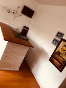 a room with a staircase with a television on the wall at Porto Rei Residence Hotel in Rio Grande