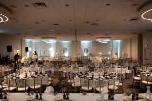 einen Bankettsaal mit weißen Tischen und Stühlen in der Unterkunft Delta Hotels by Marriott Utica in Utica