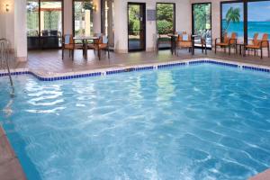 una gran piscina con agua azul en un hotel en Courtyard Toledo Maumee/Arrowhead en Maumee