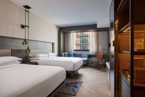 um quarto de hotel com duas camas e uma secretária em Washington Marriott Capitol Hill em Washington