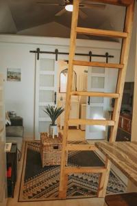 um quarto com uma escada de madeira num quarto em Agave Tiny House at Cactus Flower-HOT TUB-Pet Friendly-No Pet Fees! em Albuquerque