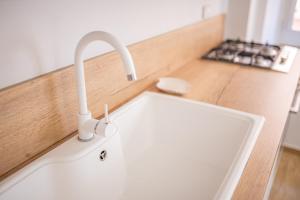 un lavandino bianco con rubinetto su un bancone di Mizzica! - Holiday Home a Taormina