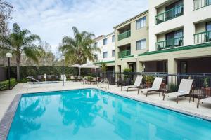 The swimming pool at or close to Courtyard by Marriott Stockton