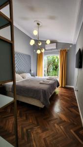 ein Schlafzimmer mit einem Bett und einem großen Fenster in der Unterkunft El Cerquero, Casa de Huéspedes in San Salvador de Jujuy + 57 Fotos