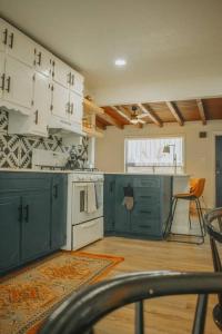 uma cozinha com armários verdes e um forno de fogão branco em Casa Charleston-3BR-2Bath-HOT TUB-Pet Friendly-No Pet Fees! em Albuquerque