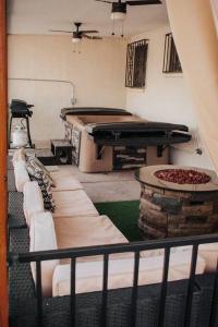 una habitación con sofás y una mesa con una pizza en Casa Charleston-3BR-2Bath-HOT TUB-Pet Friendly-No Pet Fees!, en Albuquerque