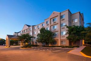 um edifício com um parque de estacionamento em frente em Fairfield Inn & Suites Minneapolis-St. Paul Airport em Mendota Heights