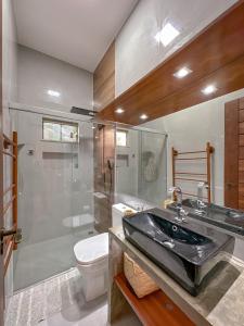 un bagno con lavandino, doccia e WC di Casa do Sino - Casa de família nos Lençóis Maranhenses! a Barreirinhas