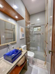 un bagno con doccia, WC e lavandino di Casa do Sino - Casa de família nos Lençóis Maranhenses! a Barreirinhas Altre 14 foto