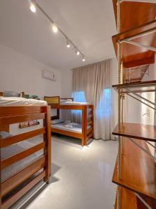 una camera con letto e una stanza con scaffali di Casa do Sino - Casa de família nos Lençóis Maranhenses! a Barreirinhas