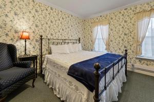 Un pat sau paturi într-o cameră la The Pines Inn