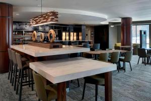 a bar with tables and chairs in a restaurant at Courtyard by Marriott Lebanon in Lebanon