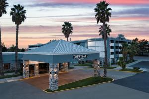 un hotel con palmeras en Courtyard Fairfield Napa Valley Area, en Fairfield