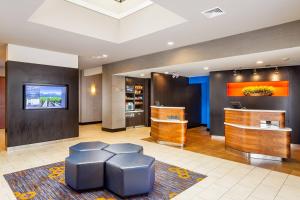 a lobby of a hotel with a bar and stools at Courtyard Fairfield Napa Valley Area in Fairfield