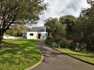 eine Auffahrt zu einem weißen Haus in der Unterkunft Gîte verdoyant proche plages avec terrasse privative, idéal famille - La Turballe - FR-1-306-968 in La Turballe