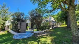 einen Garten mit einem Skateboard vor einem Zaun in der Unterkunft El Cerquero, Casa de Huéspedes in San Salvador de Jujuy