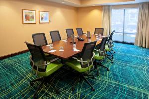 una sala de conferencias con una mesa larga y sillas en Springhill Suites by Marriott Chicago Schaumburg/Woodfield Mall en Schaumburg