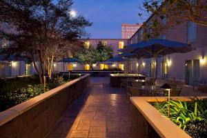 - une terrasse avec des tables et des parasols la nuit dans l'établissement SpringHill Suites by Marriott New Orleans Warehouse Arts District, à La Nouvelle-Orléans