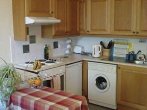 cocina con lavadora y lavavajillas en Nice Central Flat Walk to Princes StreetRoyal Mile, en Edimburgo