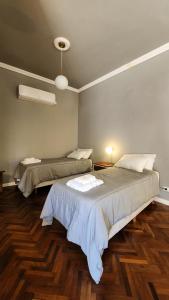 a bedroom with two beds in a room at El Cerquero, Casa de Huéspedes in San Salvador de Jujuy