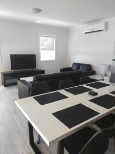Μια τηλεόραση ή/και κέντρο ψυχαγωγίας στο Jurien Beachfront Chalets