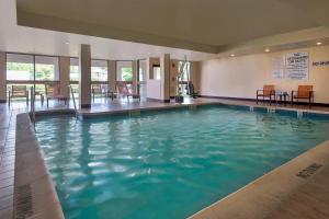 una gran piscina de agua azul en un edificio en Courtyard by Marriott Princeton, en Princeton