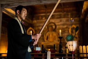 Um homem de robe preto segurando uma espada em Ryoan Fukinotou em Bungotakada