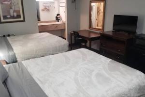 Postel nebo postele na pokoji v ubytování Hotel 2 Queen Beds Hotel Room 136 Wi-Fi
