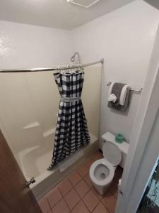 Een badkamer bij OSU 2 Queen Beds Hotel Room 136 Wi-Fi Hot Tub Booking
