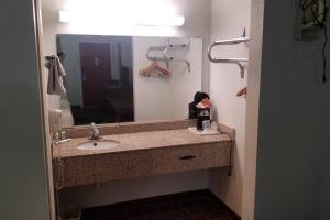 Een badkamer bij OSU 2 Queen Beds Hotel Room 136 Wi-Fi Hot Tub Booking