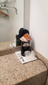 een koffiezetapparaat op een aanrecht in de badkamer bij OSU 2 Queen Beds Hotel Room 136 Wi-Fi Hot Tub Booking in Stillwater