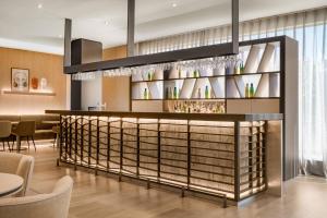 un wine bar in un ristorante con tavoli e sedie di AC Hotel Tarragona by Marriott a Tarragona